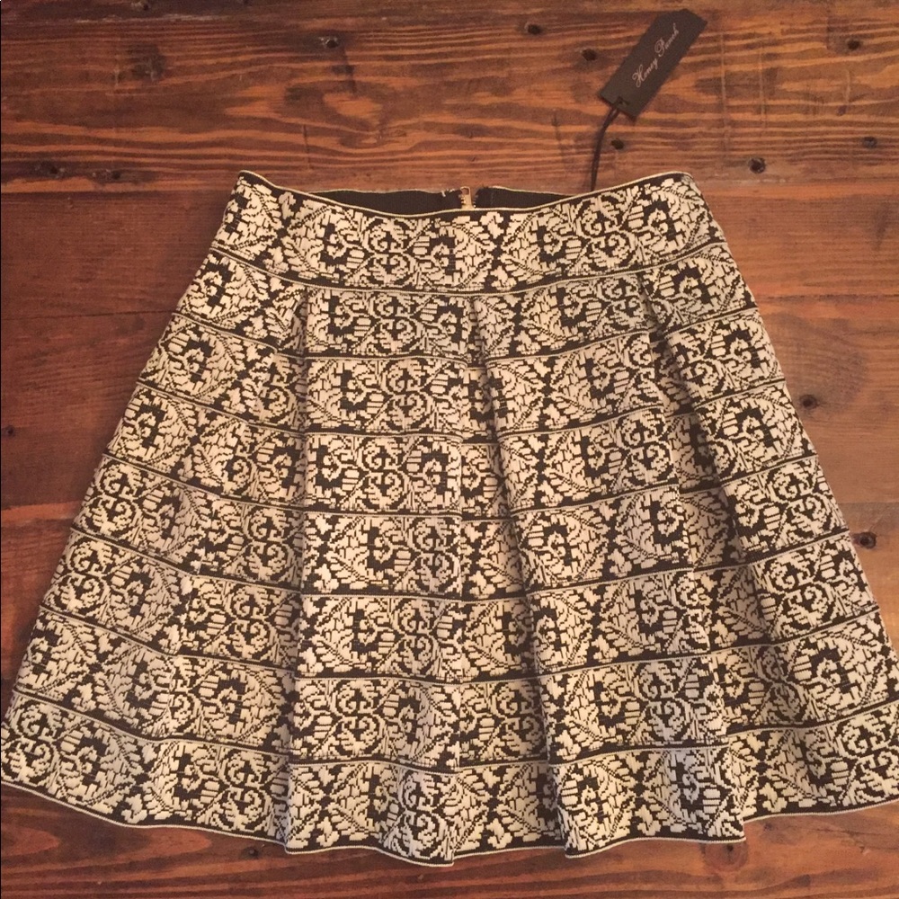 🆕🎉Price!! NWT....Honey Punch B&W Skirt